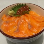 sumibiyakitoritohakatayasaimakikushikoshitsuizakayayuu - サーモンいくら丼