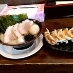 濃厚とんこつラーメン専門店 暁家 - 【2019.6.1(土)】オールスター醤油らーめん(並盛・140g)930円＋餃子(5個)350円