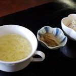 玉子スープ、ザーサイ、サラダです。