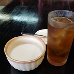 杏仁豆腐とウーロン茶です。