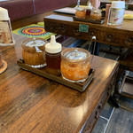 印度料理シタール - マンゴーチャツネ、黒蜂蜜、玉ねぎのアチャール