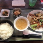 中華工房おかげさま - 本日の限定「豚とチキンと野菜のバジル炒め」