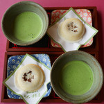 うぐいす茶屋 - 梅ヶ枝餅と抹茶のセット650円。