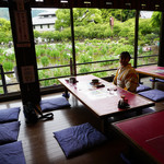 うぐいす茶屋 - 目の前の菖蒲池を眺めながら、お食事や甘味を頂くことができます。