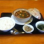 中華屋台 加匠 - 料理写真:土鍋マーボーランチ　￥８００　あつあつぐつぐつの麻婆豆腐です。お好みで山椒をミルでおろしてふりかけてください。