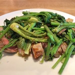 スガハラ - 宮城 黒豚 ロース グリル + 付け合わせの山菜（アップ）