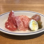 スガハラ - 黒胡椒入りサラミ + フェンネルシード入りサラミ + コッパ + 水牛のモッツァレラチーズ + 小桃の酢漬け