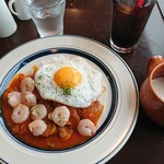 ディッシュ＆カフェ トラム - ランチ 小エビのカレー目玉焼きのせ 800円