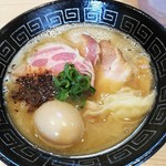 中村麺三郎商店 - 特製白湯らぁ麺  １１００円  チャーシューは3種類４枚、柔らかで長いメンマ、味玉、すこし生姜の効いた海老ワンタンがそれぞれ１、青葱、黒いのは揚げ葱かな。