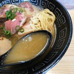 中村麺三郎商店 - トロ～っとしたとりとん白湯スープ。確かに煮干や鯖節も感じられますが、基本は動物系の濃厚スープ。たれは依然醤油と塩ミックスなのかな。