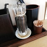 中村麺三郎商店 - 卓上の調味料はペッパーミルだけ。