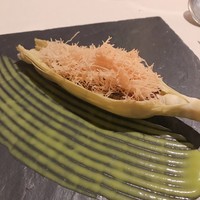 オルト - 稚鮎：鮎をポートワインで煮込んだもの。 　合わせるのは鞘付きのヤングコーンを鞘ごと蒸し焼きにし、あゆの煮汁をつけながら焼いたもの。 　トウモロコシのひげに見立てた揚げ物を乗せてあります。 　鞘の中のものを手前のズッキーニのソースをつけていただく。