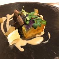 オルト - 鰹：炭火で炙った初鰹、米の粉をまぶして揚げた賀茂茄子。 　これに日向夏、ふき、木の芽を散らして、ニンニク、アンチョビ、木の芽のソースでいただく。 　和の素材がソースの魔法で洋風に昇華します。