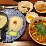 タイ料理＆アジアンダイニング スパイスリップ - ホリデーランチセット¥1609(税込)
            (グリーンカレー、トムヤムクンフォー
            水餃子、生春巻き)…スープとサラダ付き