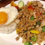 タイ料理＆アジアンダイニング スパイスリップ - 鶏挽肉のバジル(ガパオ)¥1188(税込)…
            スープとサラダ付き