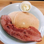 Seaside Cafe LUANA - Thick slice bacon Pancakes
                      厚切りベーコン パンケーキ
                      
                      厚切りのベーコンを1枚、バターとシロップ
                      と一緒にお召し上がり下さい。
                      しょっぱい＋甘いのが絶妙なバランスでクセになりそうです。
                      