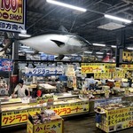 とれとれソフトクリーム - 店内ではマグロが空飛んでる