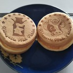 小林ミルクパーラー - 左の牛乳缶焼き印が「カスタードクリーム」、右の牛（小林牛乳ロゴキャラクター）焼き印が「つぶあん」