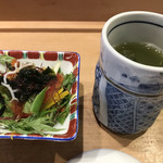 鮨 竹若 - 特製にぎり３２４０円。サラダ。
お茶は冷たいものが提供されました。