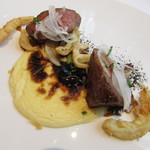 ラ メゾン ドゥ グラシアニ - 三田和牛のランプのロティと神崎郡・牛尾農場新玉ネギ 玉ネギと卵黄を加えたベシャメルソース 玉ネギをローストにした炭状にしたパウダー 