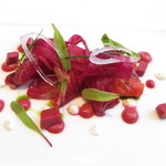 ラ メゾン ドゥ グラシアニ - 白鷺サーモンのマリネ ヨーグルト 香草のディル ほうじ茶の燻製 丹波・なゆた農場ビーツとババロア状とソース