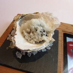 ラ メゾン ドゥ グラシアニ - 淡路レモンとシャンパン蒸しにした赤穂市板越・冨田水産岩牡蠣のポッシュと煮汁のゼリー