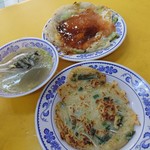 米老鼠蚵仔煎 - 牡蠣オムレツ(奥)(60元)と牡蠣スープ(左)(50元)