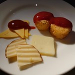 Plaza Premium Lounge - ｹﾁｬｯﾌﾟが飛んでﾁｰｽﾞにかかってしまいました^^;