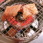 縁 - サービスの牛ホルモンを焼く(^^♪