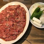 Karubiya Kei - 盛合せ5900円の島根和牛(手前からロース、カルビ、バラカルビ)、焼き野菜(タマネギ、長ネギ、キャベツ、ピーマン)