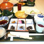 中の坊瑞苑 - 朝食です。お櫃に白飯も満載♪