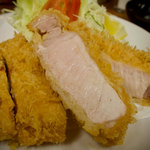 丸五 - 衣は密着しており口当たりフワフワ　この衣にありがちな油ギッシュ感が少なく　甘味ある衣に仕上がってる　胡麻油とラードかな？　そして赤身がっ！　ザクッと歯応えありつつ柔らかい絶妙さ　今日はいつもより旨いなーっ！