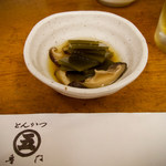 丸五 - 突き出しは昆布と椎茸　辣韮も一緒にビのお供♪