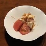 Sankin - 付き出し、豆腐とトマトに醤油がかけられていて美味しかったです