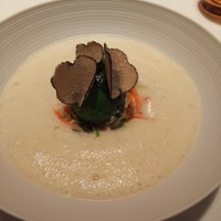 ロオジエ - サラダ菜で包んだハタのヴァプール。仔牛と甲殻類のソース