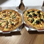 ピザサントロペ - 左がアスパラガスとシーフード、右が野菜のピザ