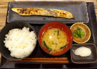 Echigoyajinnai - サーモンハラス干し定食（￥850）。細長いお皿に乗った、細長いハラスが印象的！