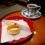 トゥルネラパージュ - ポンデケージョ（￥280）。カリッとハードな食感、甘くなくてチーズのまろやかな風味