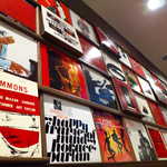 トゥルネラパージュ - 壁には多数のLP盤が並ぶ。店員さんに伝えれば、リクエストが可能