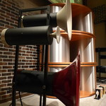 トゥルネラパージュ - 上からミッドレンジ・ツイーター（高音）・ローミッドレンジをカバーする「TRIO」スピーカーシステム