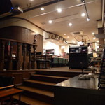 トゥルネラパージュ - 音楽エリアは、入口から数段下がったところにある。向こう側は一般のカウンターとテーブル席