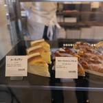 洋菓子舗 茂右衛門 - ケーキショーケース