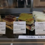 洋菓子舗 茂右衛門 - ケーキショーケース