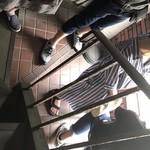 創作カレー ツキノワ - この様に階段の上から下に向かって並びます