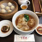 Jin Dhin Rou - ランチ　ワンタン麺セット　１５６６円　＋　小籠包（＋２個）　２１６円　(2019/05)