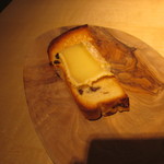 TTOAHISU - レーズンパンにウォッシュチーズをのせて炙ったもの、美味しい