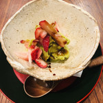 滋味 康月 - 食後のデザートも抜かりなく。フレッシュないちごと緑茶のジェラートヽ(´▽｀)/美味しい♡