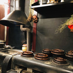 滋味 康月 - お釜やお鍋、竃や廬が並びます。おくどさんとお釜で炊いた白ごはんは滋味深く記憶に残ります(o^^o)