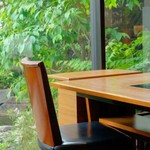 Mimiu - 中庭に面した人気のテーブル席