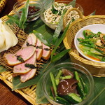 蓮香 - キュウリと生キクラゲ芥末油和え、スティックブロッコリー怪味ソース掛け、鴨のプーアル茶スモーク・マカオ式ミントソース、細切豆腐・細セロリ・新生姜風味、八年モノ黒酢生姜